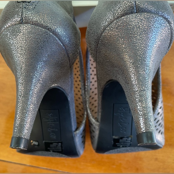 NWBox STYLE & CO Womens Haddiee Perforated Ankle Shooties (Flint, 8M) Never worn - Picture 10 of 12